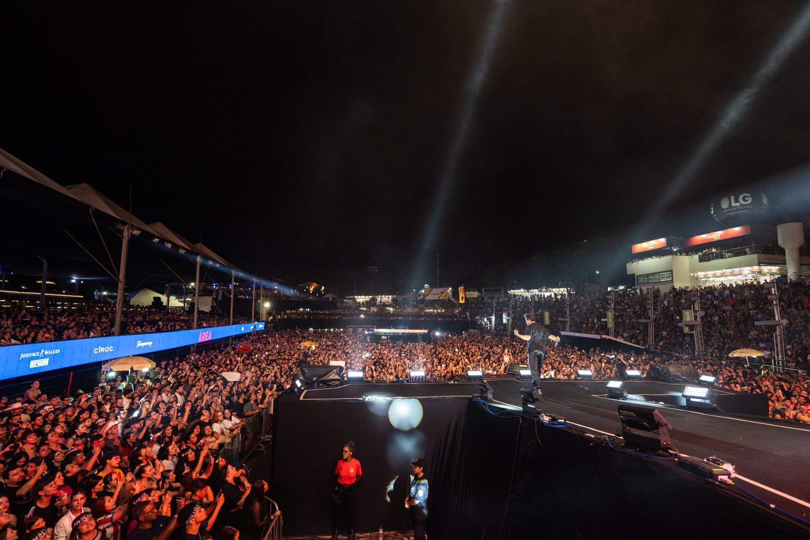 Luan Santana inaugura palco repaginado na arena da Expo Umuarama