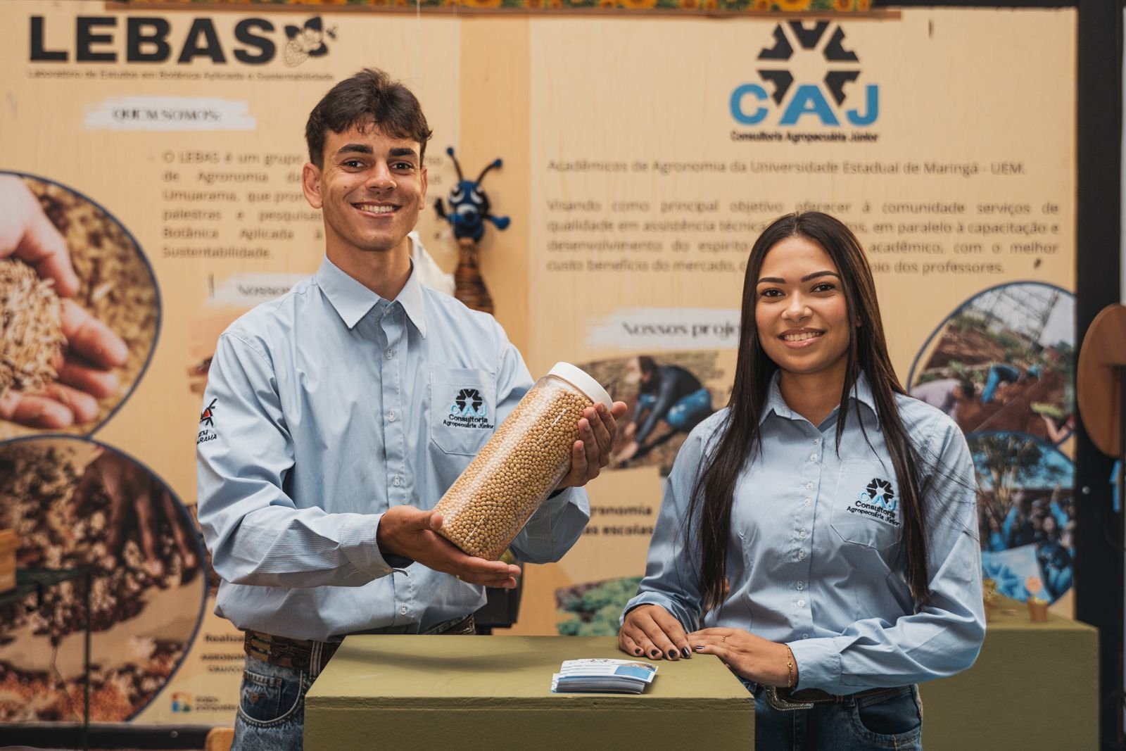 Estudantes na Expo Umuarama desafiam visitantes: quantos grãos de soja cabem num pote?