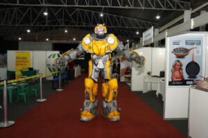 Bumblebee gigante vira sensação entre crianças e adultos na Expo Umuarama