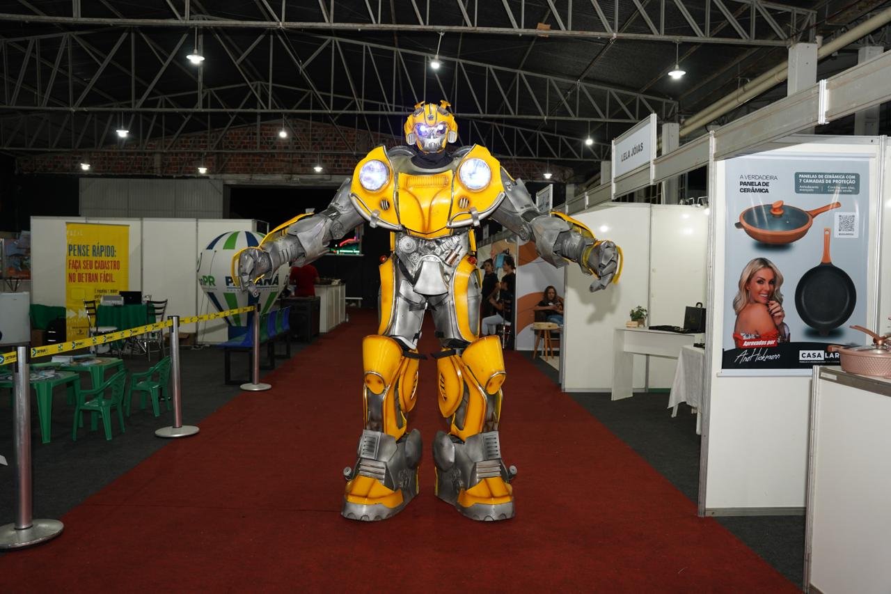 Bumblebee gigante vira sensação entre crianças e adultos na Expo Umuarama