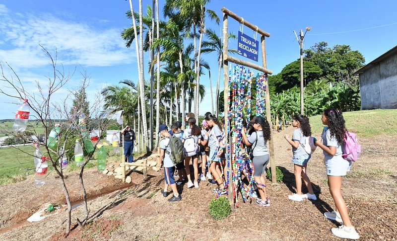 Trilha da Reciclagem leva educação ambiental aos visitantes da Fazendinha