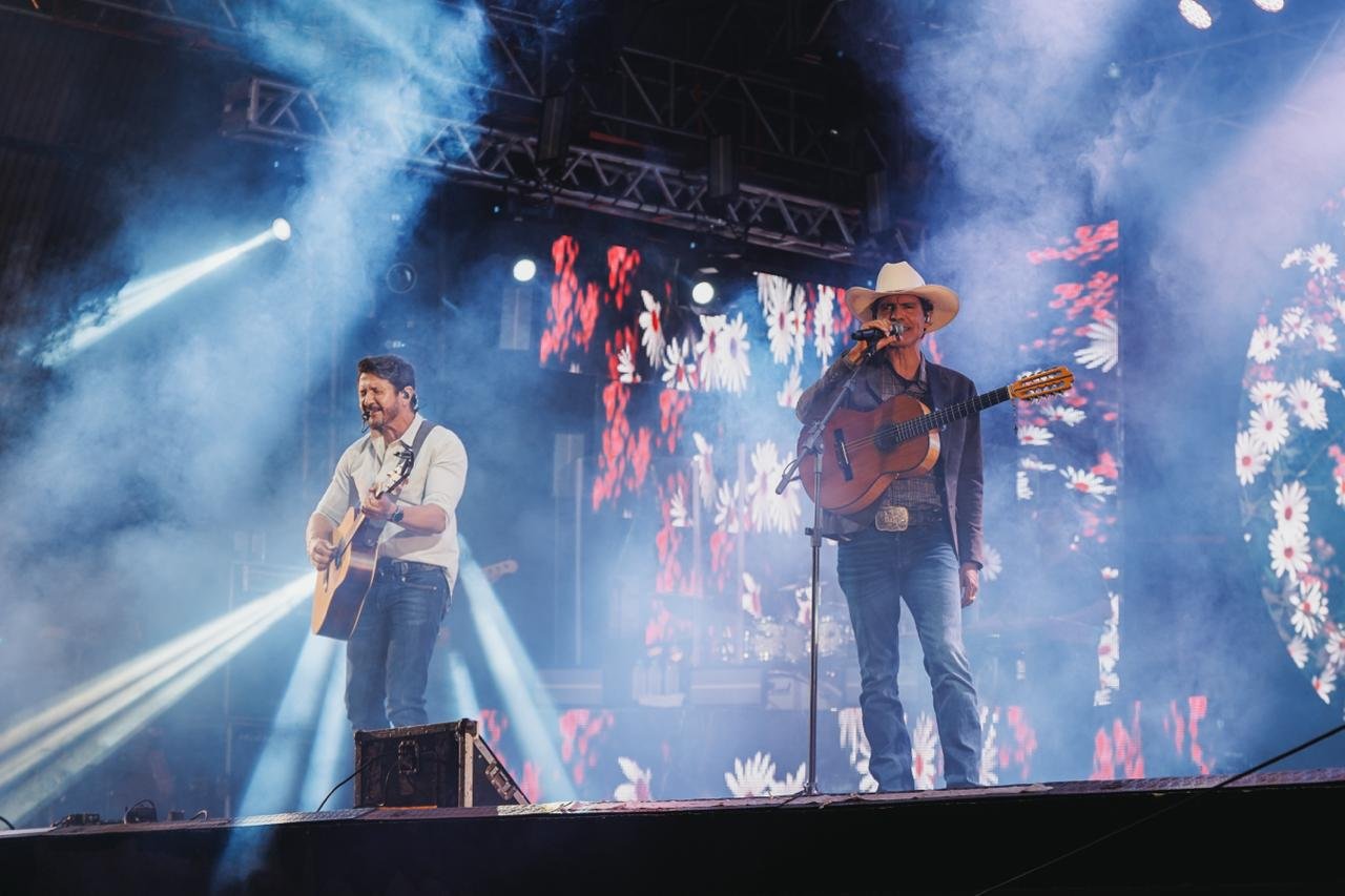 Com multidão e emoção, show de Jads e Jadson marca noite da expo Umuarama